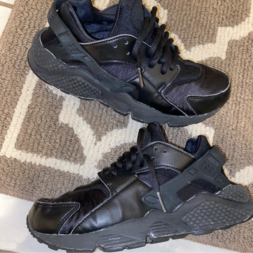 COPY - NIKE HUARACHES in BLACK